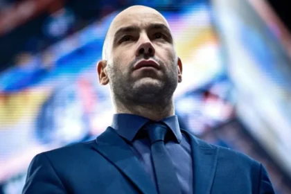 Ο Βασίλης Σπανούλης δίνει έντονες οδηγίες στους παίκτες της Μονακό κατά τη διάρκεια τάιμ άουτ