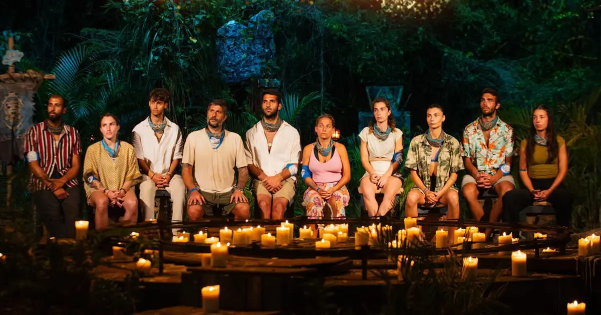 Παίκτες του Survivor στο συμβούλιο του νησιού με έκδηλη αγωνία πριν την ψηφοφορία