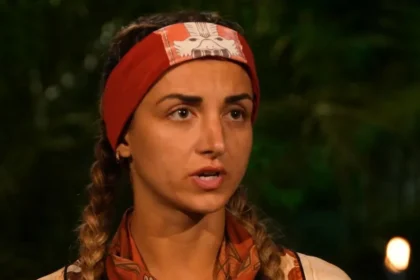 η Βασιλική Μουντή στο συμβούλιο του νησιού τη στιγμή της ανακοίνωσης