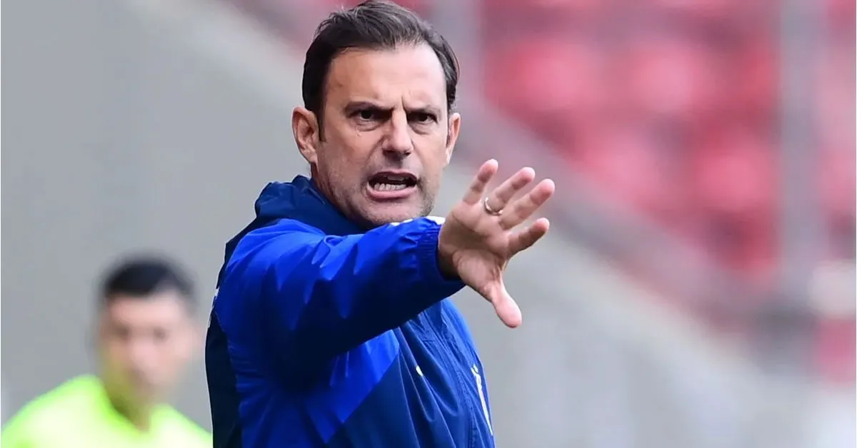 Ο Σωτήρης Συλαϊδόπουλος δίνει οδηγίες κατά τη διάρκεια αγώνα