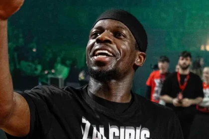 ο Σιλβέν Φρανσίσκο πανηγυρίζει την κατάκτηση του Κυπέλλου με την Ζάλγκιρις