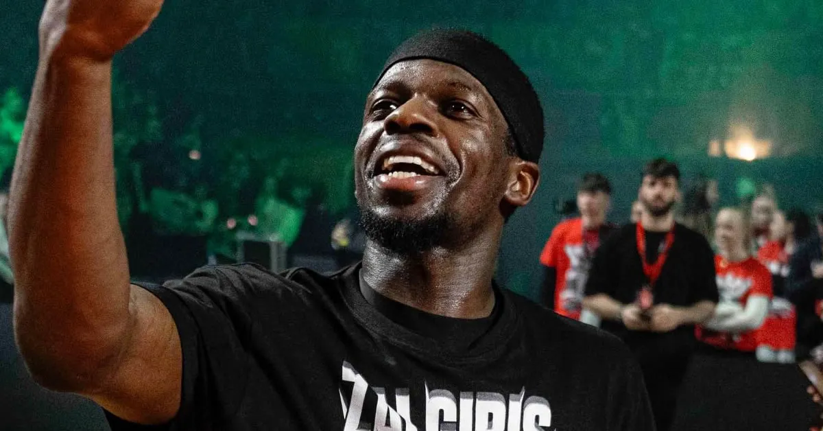 ο Σιλβέν Φρανσίσκο πανηγυρίζει την κατάκτηση του Κυπέλλου με την Ζάλγκιρις