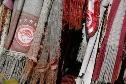 Κασκόλ κρεμασμένα έξω απο την θύρα 7