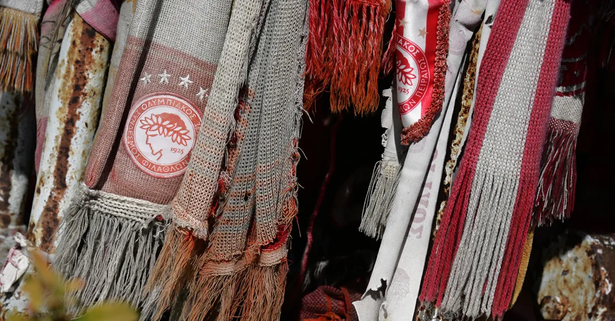 Κασκόλ κρεμασμένα έξω απο την θύρα 7