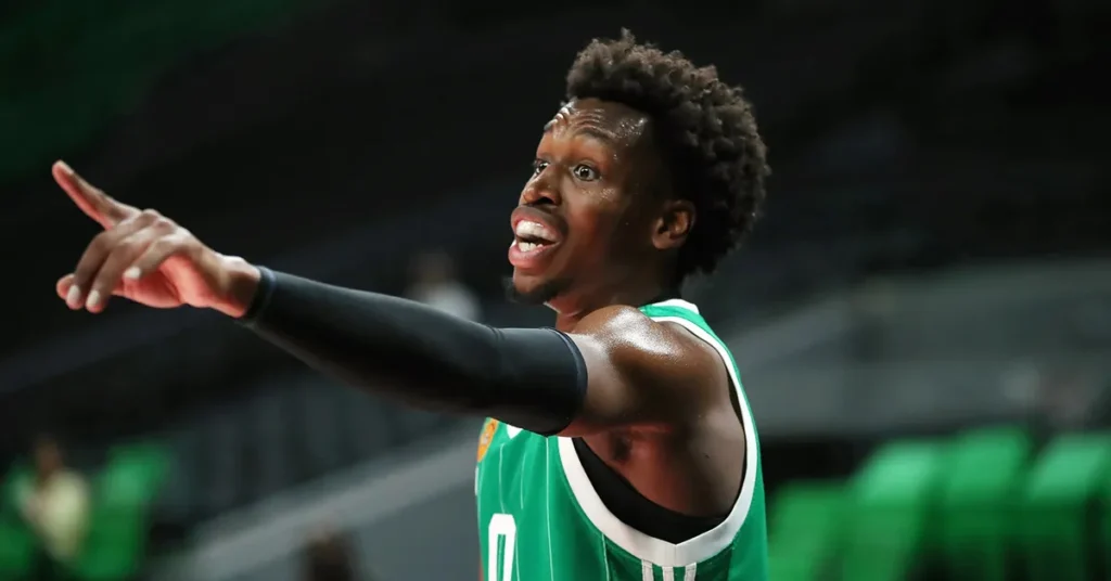 Ο Τι Τζέι Σορτς με τη φανέλα του Παναθηναϊκού οργανώνει το παιχνίδι