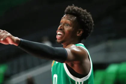 Ο Τι Τζέι Σορτς με τη φανέλα του Παναθηναϊκού οργανώνει το παιχνίδι