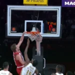 Το εντυπωσιακό poster dunk του Σάσα Βεζένκοφ μπροστά στον Ιζούντου