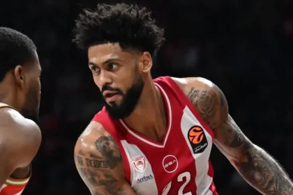 Ο Τάιλερ Ντόρσεϊ σε φάση απο τον αγώνα με τον Ερυθρό Αστέρα όπου έπαθε το διάστρεμα