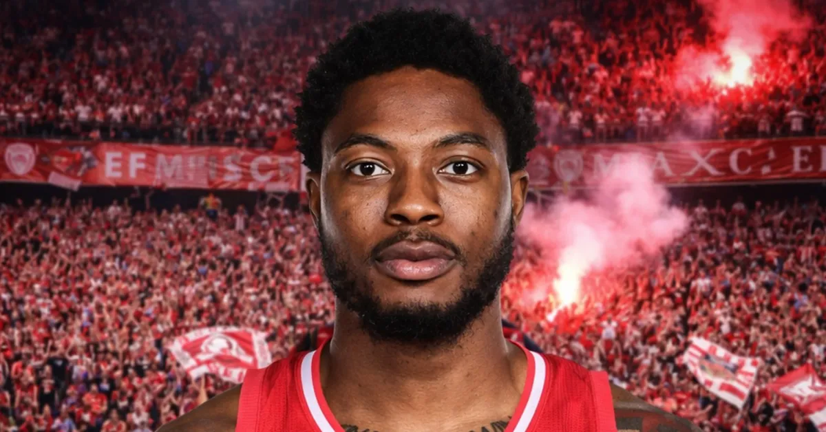 Ο Ταϊρίκ Τζόουνς με φόντο την εξέδρα του ΣΕΦ