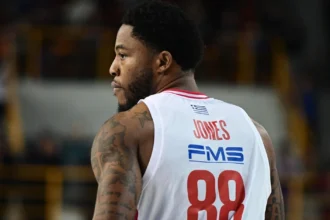 Ο Τάιρικ Τζόουνς εμφανώς εκνευρισμένος