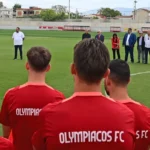 Ο Βαγγέλης Μαρινάκης μιλάει στους ποδοσφαιριστές του Ολυμπιακού στο προπονητικό κέντρο του Ρέντη