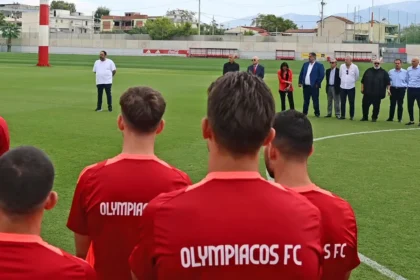 Ο Βαγγέλης Μαρινάκης μιλάει στους ποδοσφαιριστές του Ολυμπιακού στο προπονητικό κέντρο του Ρέντη