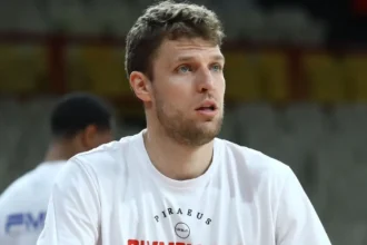 Ο Σάσα Βεζένκοφ με τη φανέλα του Ολυμπιακού σε στιγμιότυπο προπόνησης