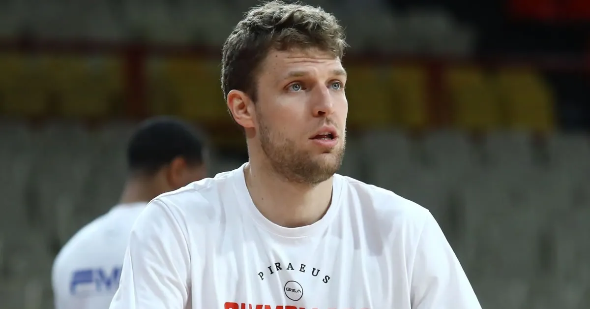 Ο Σάσα Βεζένκοφ με τη φανέλα του Ολυμπιακού σε στιγμιότυπο προπόνησης