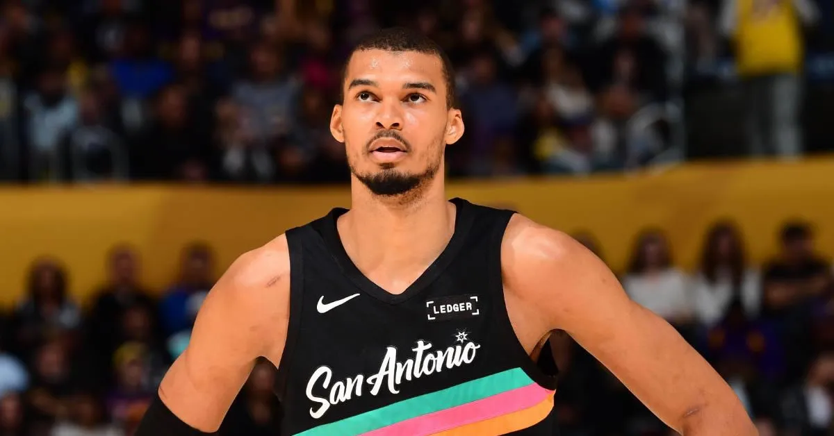 Ο Βίκτορ Γουεμπανιάμα σε φάση απο τον αγώνα με τους Λέικερς