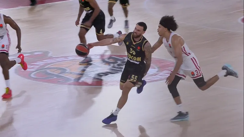 Η στιγμή που ο Μάικ Τζέιμς τραυματίστηκε στο παιχνίδι με τον Ολυμπιακό