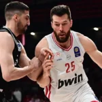 Ο Άλεκ Πίτερς του Ολυμπιακού με την μπάλα απέναντι στην άμυνα του ΠΑΟΚ στο ΣΕΦ.