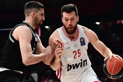 Ο Άλεκ Πίτερς του Ολυμπιακού με την μπάλα απέναντι στην άμυνα του ΠΑΟΚ στο ΣΕΦ.