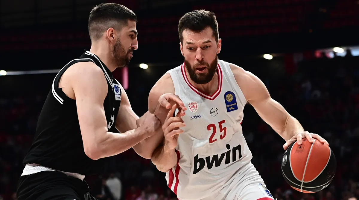 Ο Άλεκ Πίτερς του Ολυμπιακού με την μπάλα απέναντι στην άμυνα του ΠΑΟΚ στο ΣΕΦ.