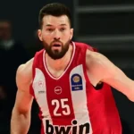Ο Άλεκ Πίτερς με τη φανέλα του Ολυμπιακού στον τελευταίο αγώνα απέναντι στον Παναθηναϊκό