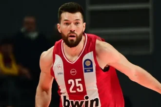 Ο Άλεκ Πίτερς με τη φανέλα του Ολυμπιακού στον τελευταίο αγώνα απέναντι στον Παναθηναϊκό