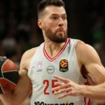 Ο Άλεκ Πίτερς με τη φανέλα του Ολυμπιακού σε αγώνα στο Στάδιο Ειρήνης και Φιλίας.