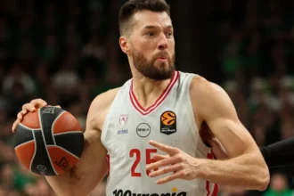 Ο Άλεκ Πίτερς με τη φανέλα του Ολυμπιακού σε αγώνα στο Στάδιο Ειρήνης και Φιλίας.