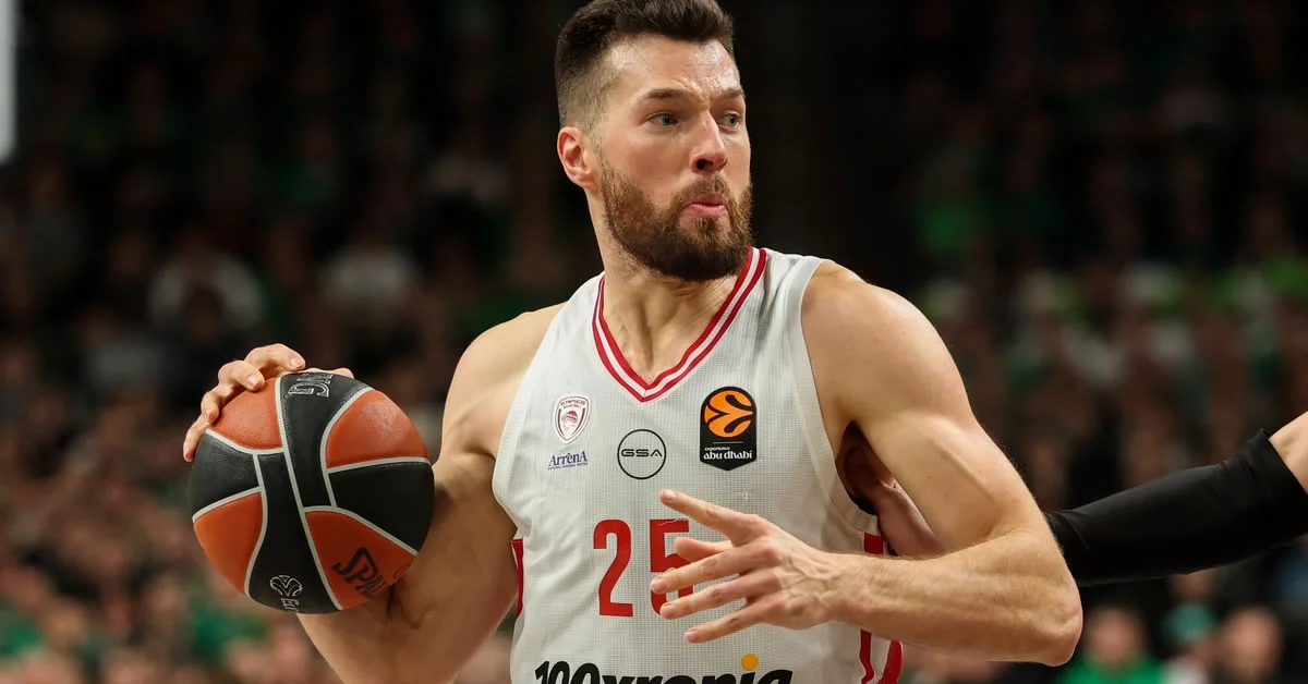 Ο Άλεκ Πίτερς με τη φανέλα του Ολυμπιακού σε αγώνα στο Στάδιο Ειρήνης και Φιλίας.