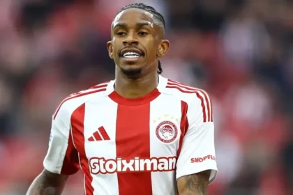 Ο Αντρέ Λουίς με τη φανέλα του Ολυμπιακού κατά τη διάρκεια αγώνα της Super League