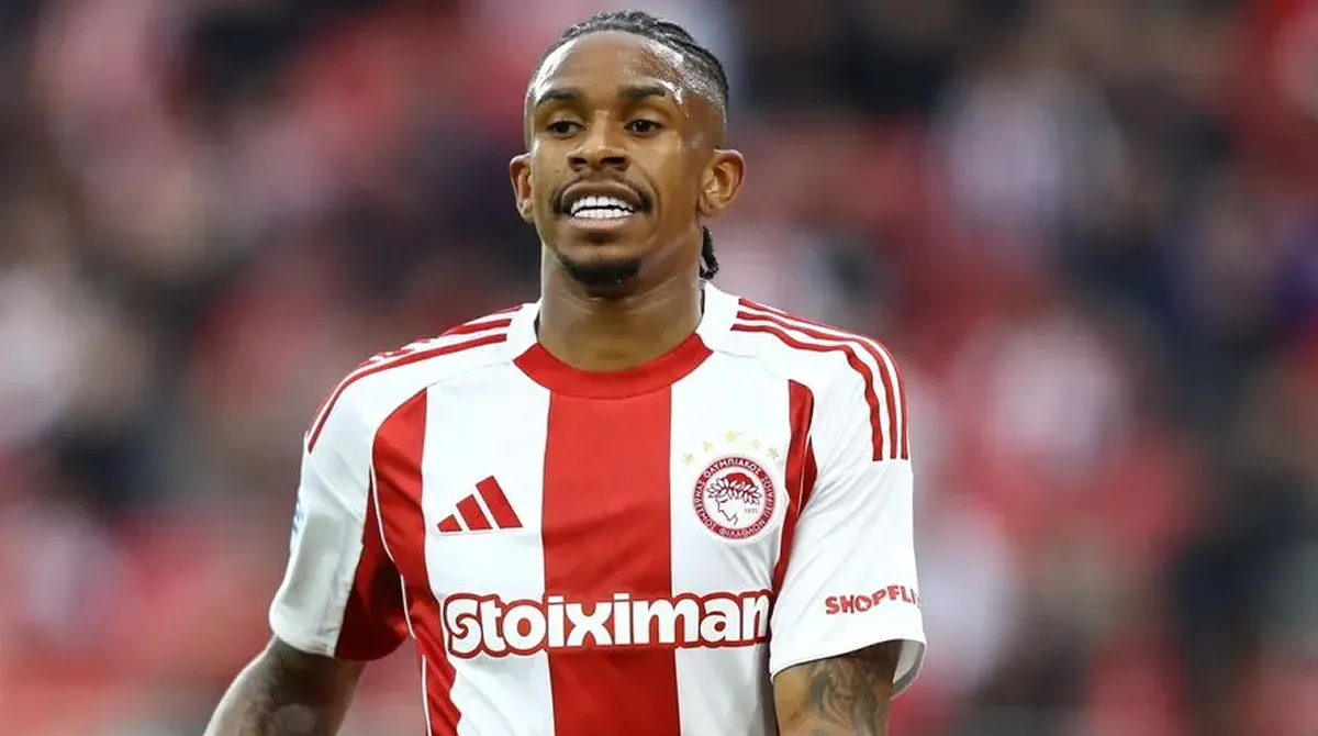 Ο Αντρέ Λουίς με τη φανέλα του Ολυμπιακού κατά τη διάρκεια αγώνα της Super League