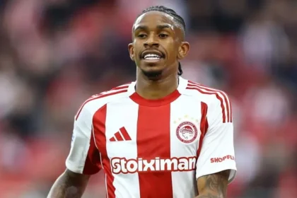 Ο Αντρε Λουιζ με τη φανέλα του Ολυμπιακού σε αγωνιστική δράση