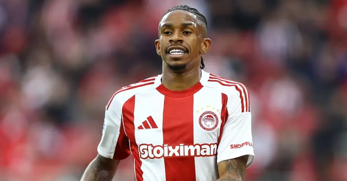 Ο Αντρε Λουιζ με τη φανέλα του Ολυμπιακού σε αγωνιστική δράση