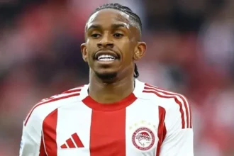 Ο Αντρέ Λουίς με τη φανέλα του Ολυμπιακού κατά τη διάρκεια αγώνα στο Στάδιο Καραϊσκάκη