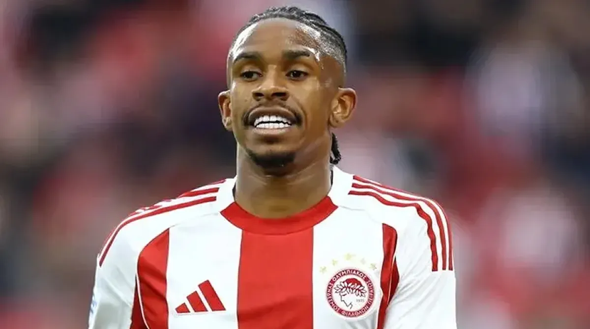 Ο Αντρέ Λουίς με τη φανέλα του Ολυμπιακού κατά τη διάρκεια αγώνα στο Στάδιο Καραϊσκάκη