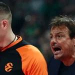 Ο Εργκίν Αταμάν διαμαρτύρεται στους διαιτητές σε αγώνα του Παναθηναϊκού