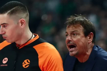 Ο Εργκίν Αταμάν διαμαρτύρεται στους διαιτητές σε αγώνα του Παναθηναϊκού