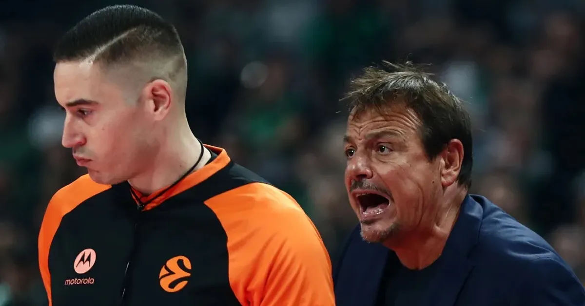 Ο Εργκίν Αταμάν διαμαρτύρεται στους διαιτητές σε αγώνα του Παναθηναϊκού