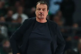 Ο προπονητής του Παναθηναϊκού Εργκιν Αταμαν με σοβαρό και προβληματισμένο ύφος.