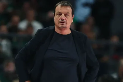 Ο προπονητής του Παναθηναϊκού Εργκιν Αταμαν με σοβαρό και προβληματισμένο ύφος.