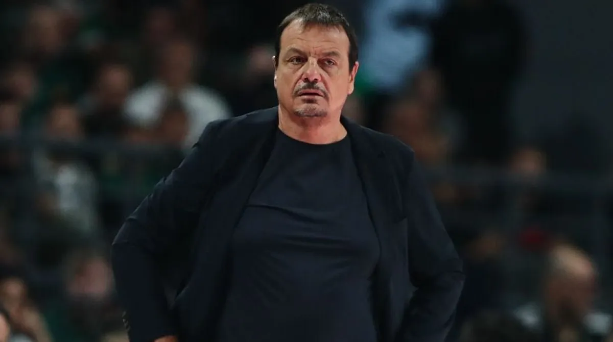 Ο προπονητής του Παναθηναϊκού Εργκιν Αταμαν με σοβαρό και προβληματισμένο ύφος.