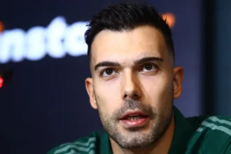 Ο Κώστας Σλούκας κατά τη διάρκεια συνέντευξης Τύπου