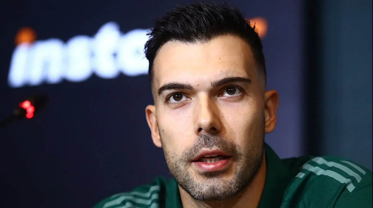 Ο Κώστας Σλούκας κατά τη διάρκεια συνέντευξης Τύπου