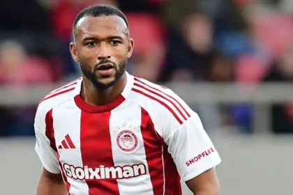 Ο Αγιούμπ Ελ Καμπί πανηγυρίζει ένα από τα 17 γκολ του στο πρωτάθλημα με τη φανέλα του Ολυμπιακού.