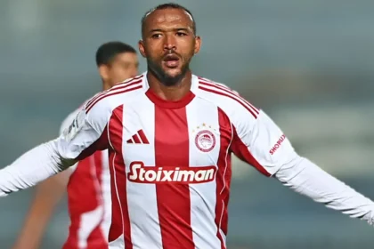 Ο Ελ Κααμπί πανηγυρίζει γκολ με την φανέλα του Ολυμπιακού (Ελ Κααμπι)