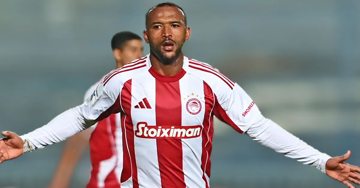 Ο Ελ Κααμπί πανηγυρίζει γκολ με την φανέλα του Ολυμπιακού (Ελ Κααμπι)