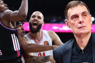 Ο προπονητής του Ολυμπιακού Γιώργος Μπαρτζώκας, και στο φόντο ο Εβάν Φουρνιέ να πανηγυρίζει με πάθος.