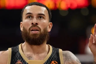 Ο Μάικ Τζέιμς της Μονακό με βλέμμα απορίας, εν μέσω αποκαλύψεων του Τσίμα Μονέκε για μεταγραφή του στην Ισπανία