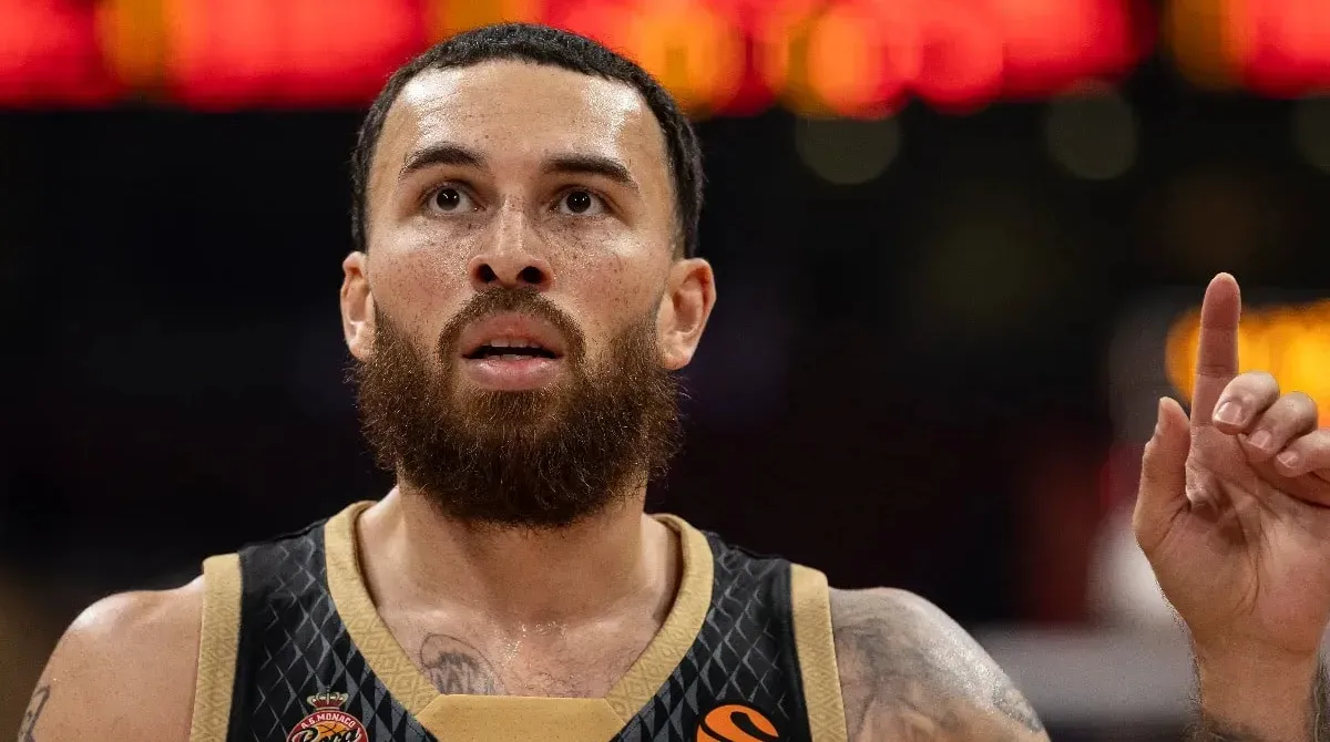 Ο Μάικ Τζέιμς της Μονακό με βλέμμα απορίας, εν μέσω αποκαλύψεων του Τσίμα Μονέκε για μεταγραφή του στην Ισπανία