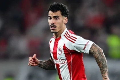 Ο Τσικίνιο με τη φανέλα του Ολυμπιακού σε αγωνιστική δράση κατά τη διάρκεια ντέρμπι