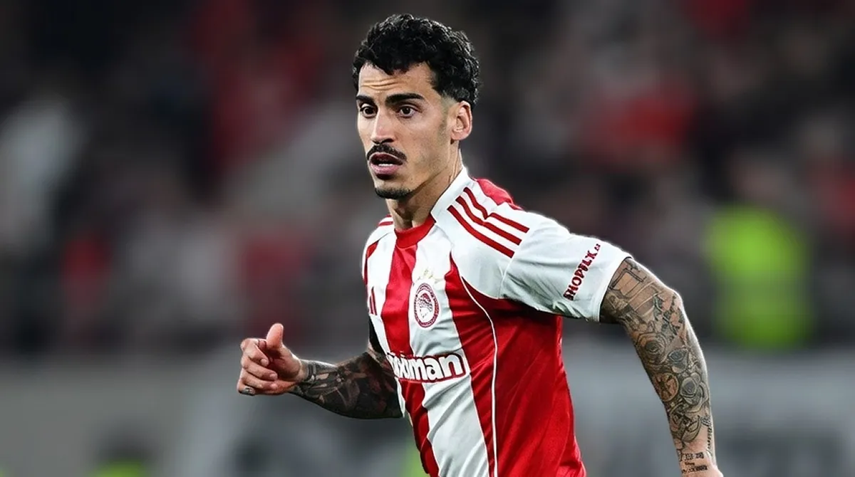 Ο Τσικίνιο με τη φανέλα του Ολυμπιακού σε αγωνιστική δράση κατά τη διάρκεια ντέρμπι